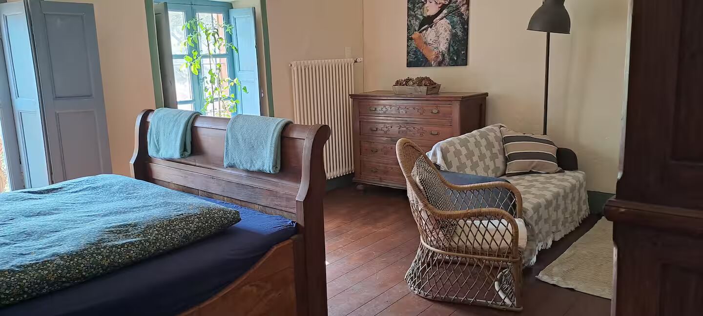 Seconda camera da letto con testiera verde salvia